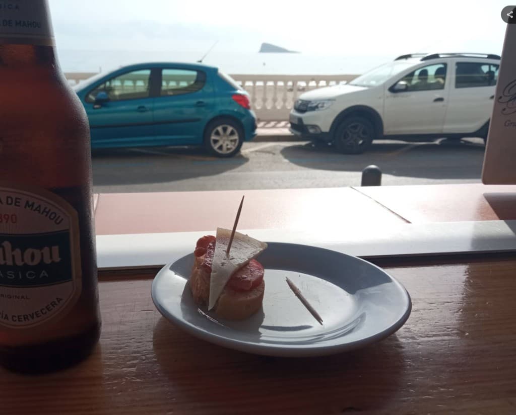 Pincho y Mahou · terraza
