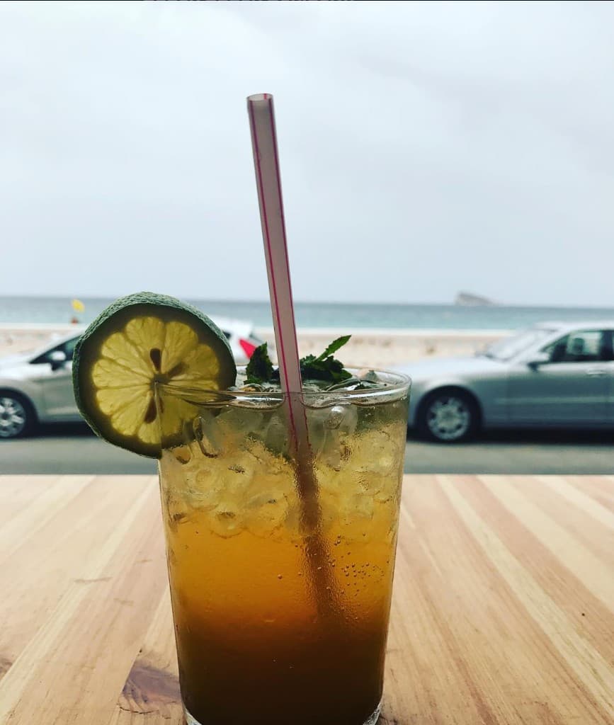 Copa fría · terraza y mar