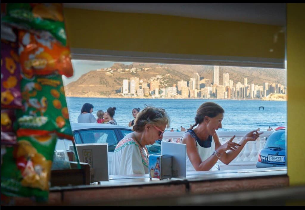 Vista desde la barra · paseo y skyline