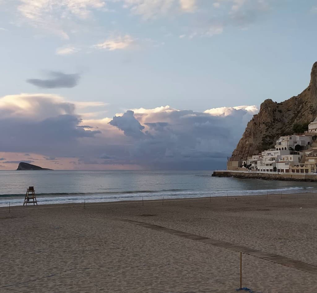 Playa de Poniente: arena, pasarela e isla de Benidorm al amanecer