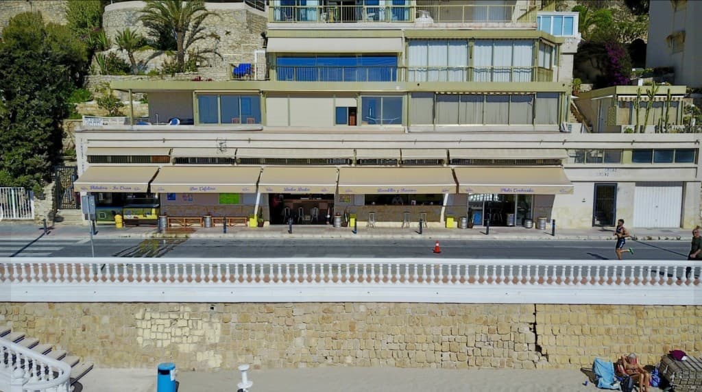 Vista aérea del bar Baden Baden en primera línea de playa Poniente